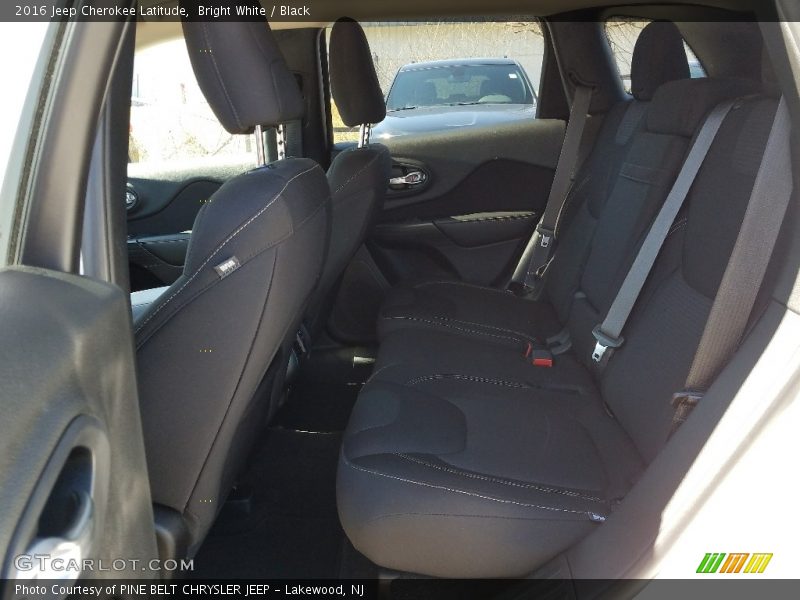 Bright White / Black 2016 Jeep Cherokee Latitude