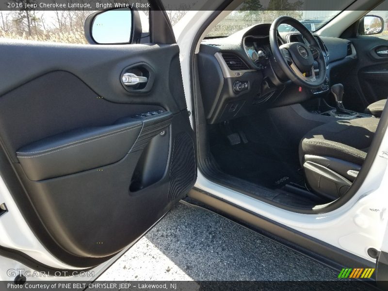 Bright White / Black 2016 Jeep Cherokee Latitude