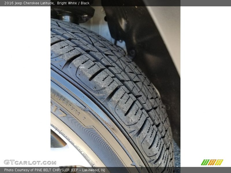 Bright White / Black 2016 Jeep Cherokee Latitude