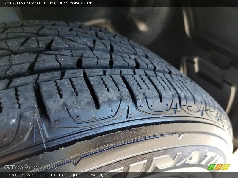Bright White / Black 2016 Jeep Cherokee Latitude