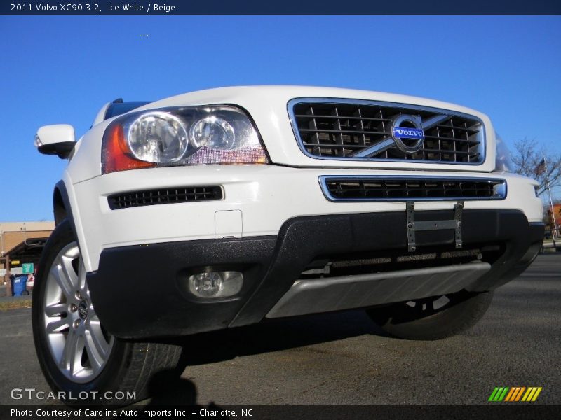 Ice White / Beige 2011 Volvo XC90 3.2