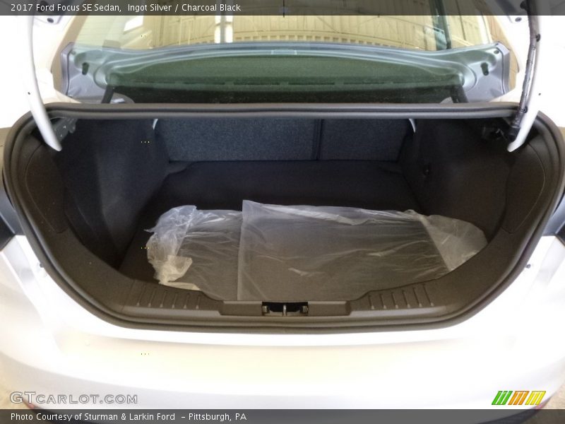 Ingot Silver / Charcoal Black 2017 Ford Focus SE Sedan