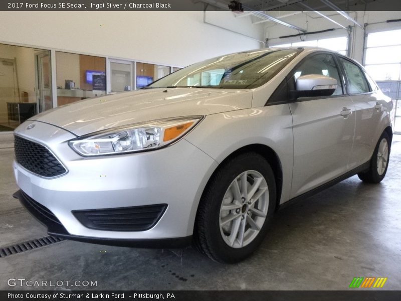 Ingot Silver / Charcoal Black 2017 Ford Focus SE Sedan