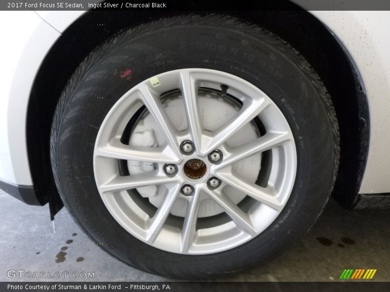 Ingot Silver / Charcoal Black 2017 Ford Focus SE Sedan