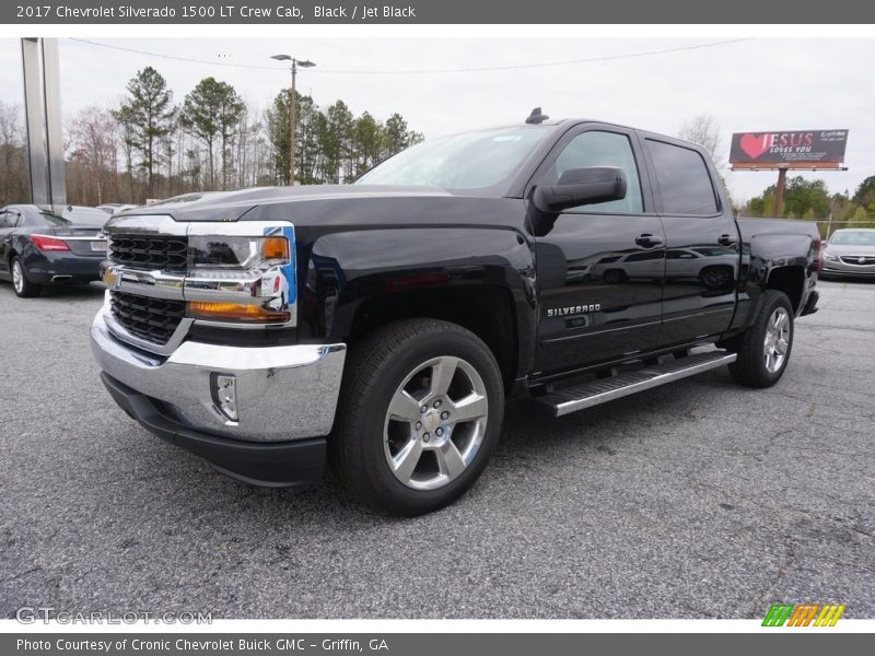 Front 3/4 View of 2017 Silverado 1500 LT Crew Cab