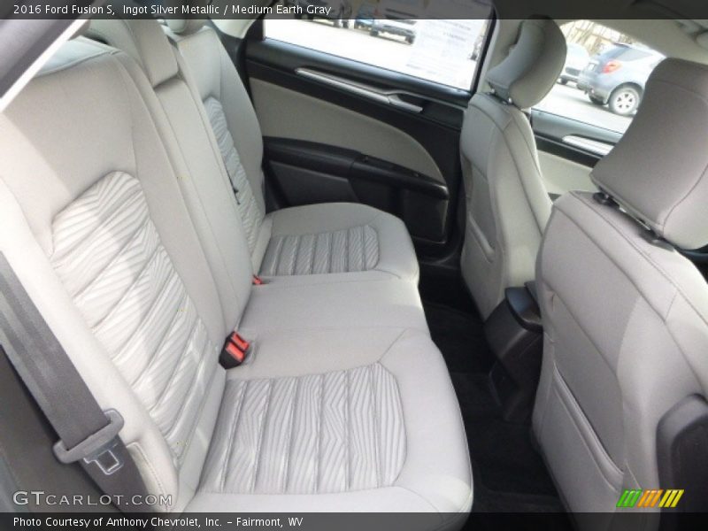Ingot Silver Metallic / Medium Earth Gray 2016 Ford Fusion S