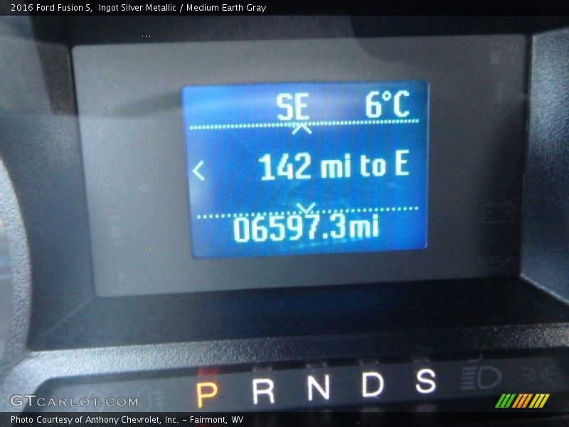 Ingot Silver Metallic / Medium Earth Gray 2016 Ford Fusion S