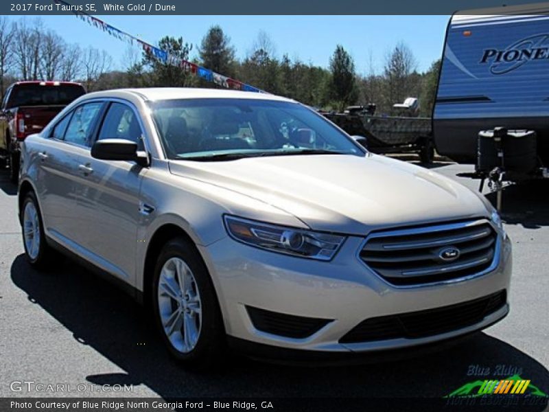 White Gold / Dune 2017 Ford Taurus SE