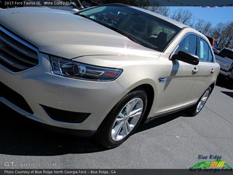 White Gold / Dune 2017 Ford Taurus SE