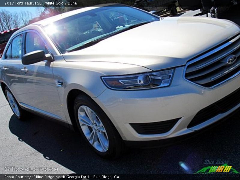 White Gold / Dune 2017 Ford Taurus SE