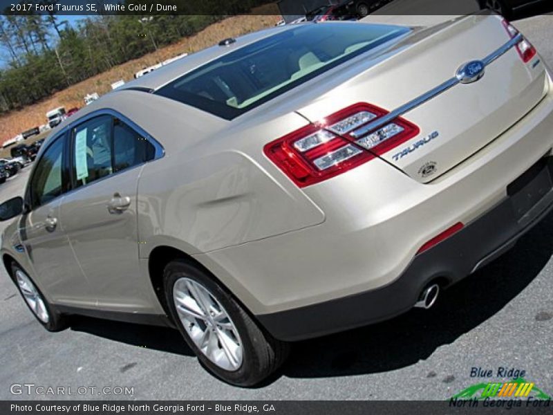White Gold / Dune 2017 Ford Taurus SE