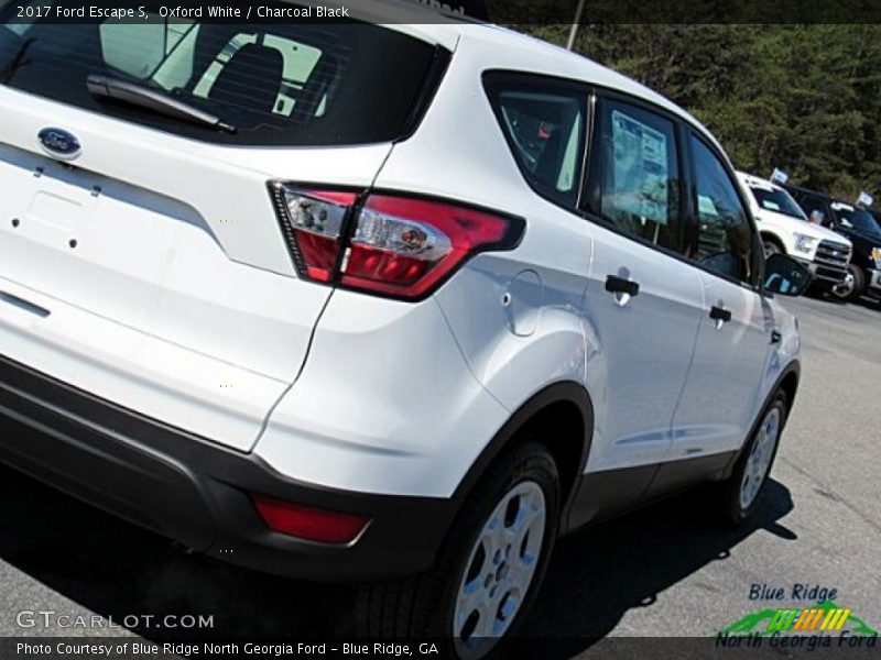 Oxford White / Charcoal Black 2017 Ford Escape S
