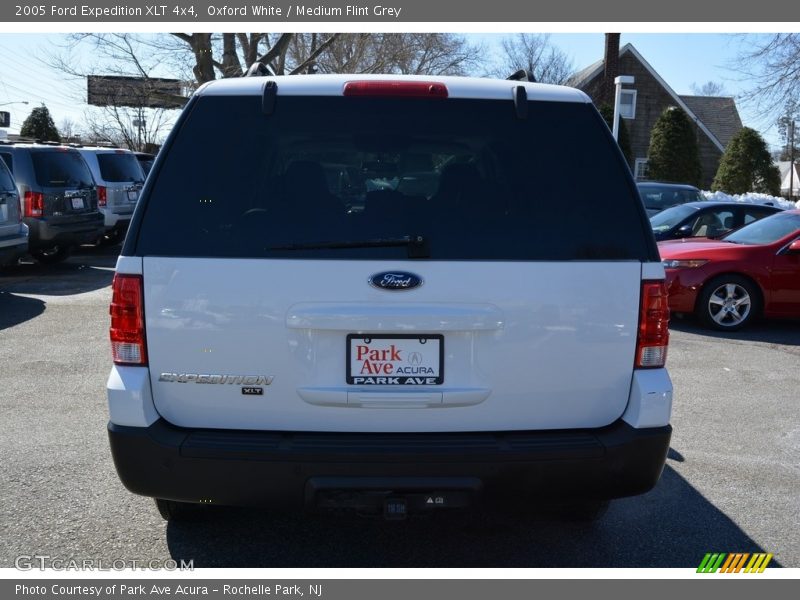 Oxford White / Medium Flint Grey 2005 Ford Expedition XLT 4x4