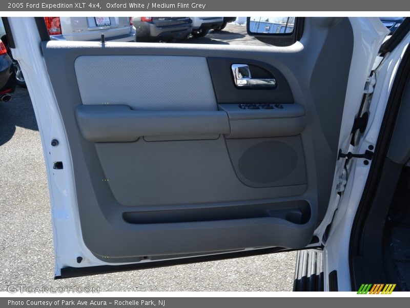 Oxford White / Medium Flint Grey 2005 Ford Expedition XLT 4x4