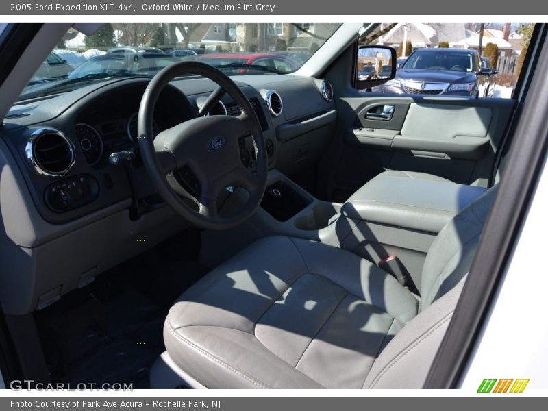 Oxford White / Medium Flint Grey 2005 Ford Expedition XLT 4x4
