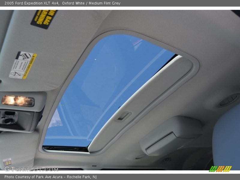 Oxford White / Medium Flint Grey 2005 Ford Expedition XLT 4x4