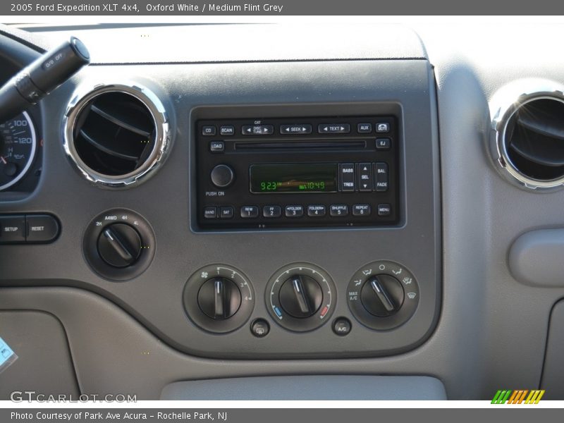 Oxford White / Medium Flint Grey 2005 Ford Expedition XLT 4x4
