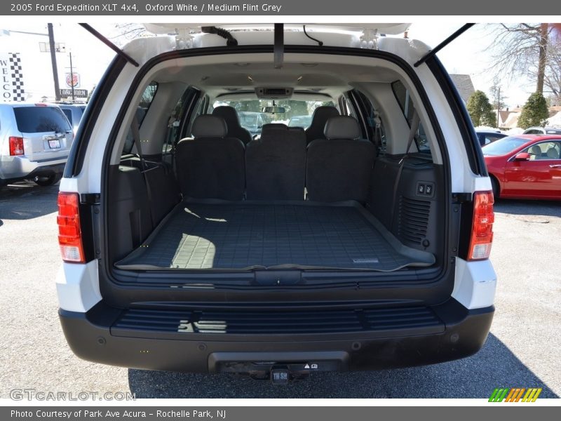 Oxford White / Medium Flint Grey 2005 Ford Expedition XLT 4x4
