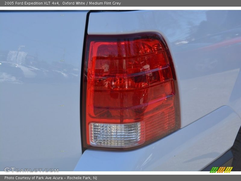 Oxford White / Medium Flint Grey 2005 Ford Expedition XLT 4x4