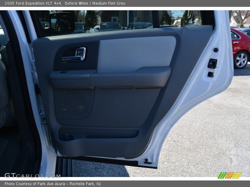 Oxford White / Medium Flint Grey 2005 Ford Expedition XLT 4x4