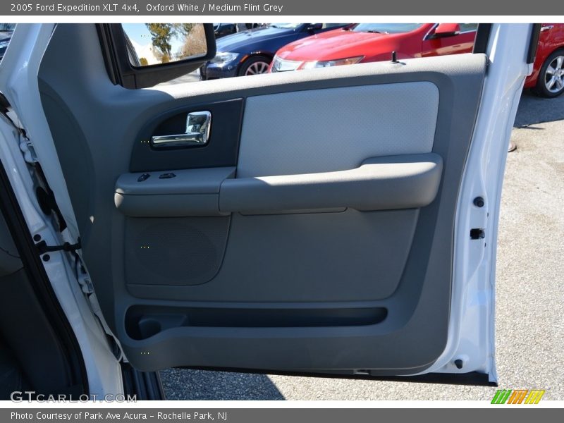 Oxford White / Medium Flint Grey 2005 Ford Expedition XLT 4x4