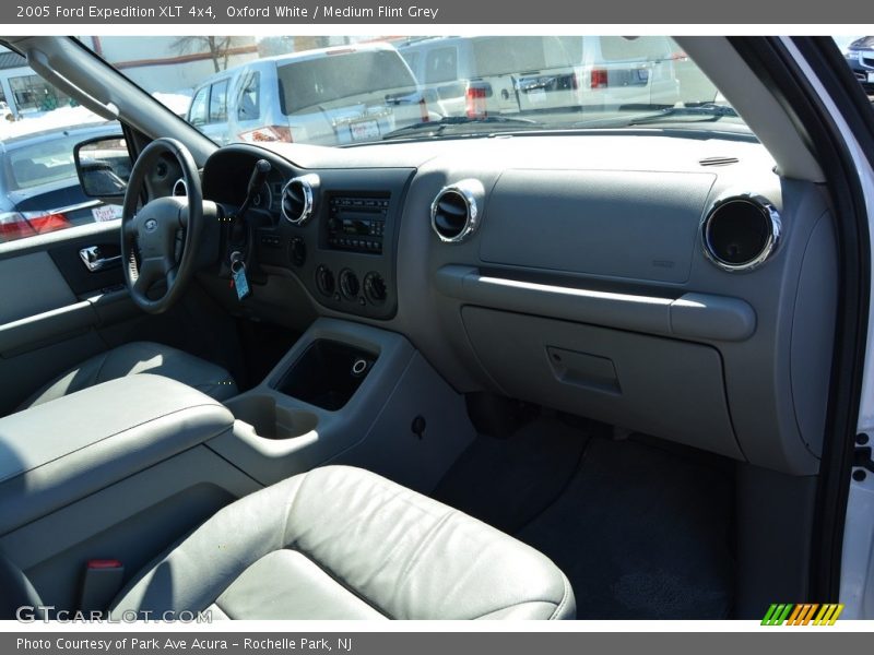 Oxford White / Medium Flint Grey 2005 Ford Expedition XLT 4x4