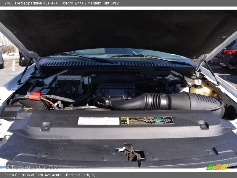 Oxford White / Medium Flint Grey 2005 Ford Expedition XLT 4x4