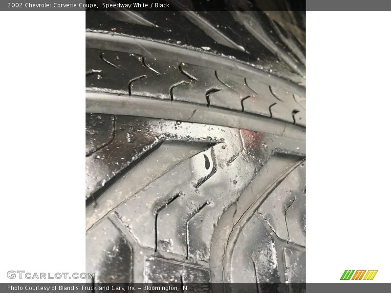 Speedway White / Black 2002 Chevrolet Corvette Coupe