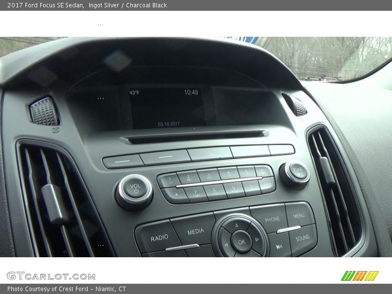 Ingot Silver / Charcoal Black 2017 Ford Focus SE Sedan