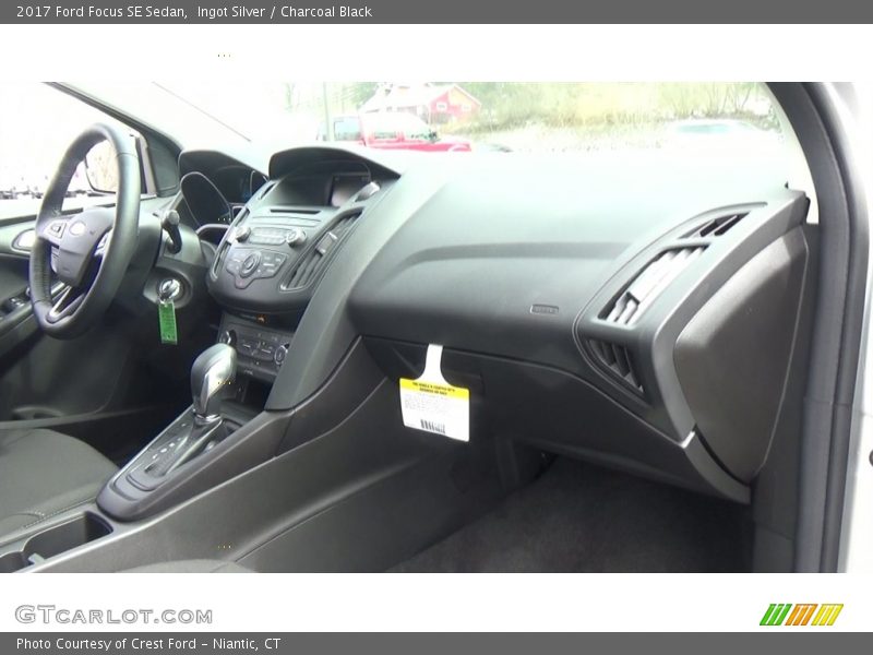 Ingot Silver / Charcoal Black 2017 Ford Focus SE Sedan