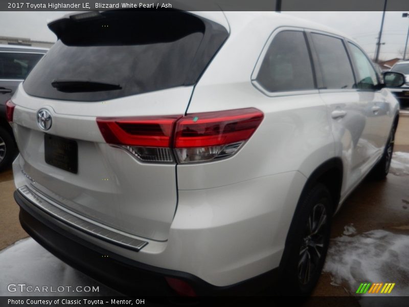 Blizzard White Pearl / Ash 2017 Toyota Highlander LE