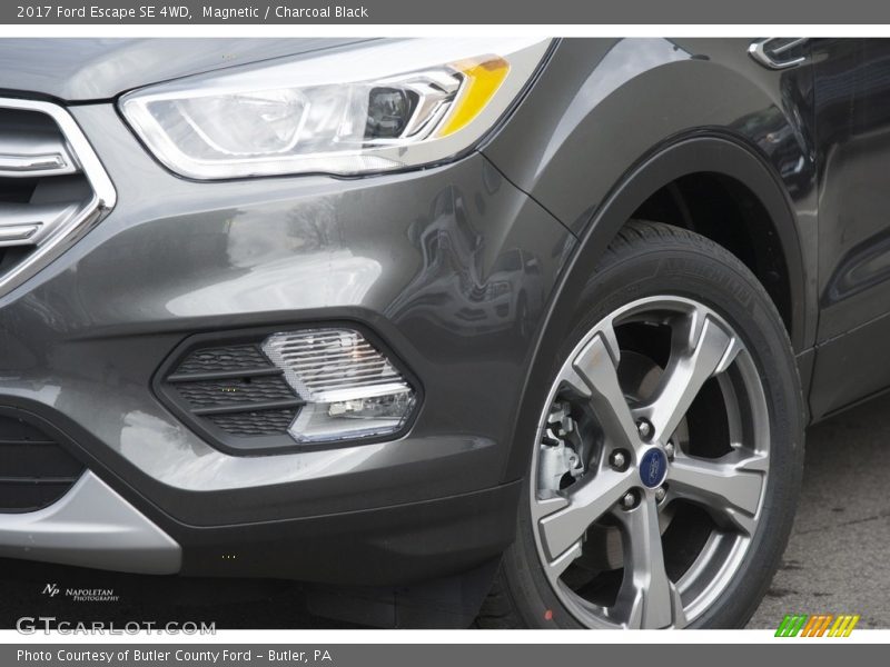 Magnetic / Charcoal Black 2017 Ford Escape SE 4WD