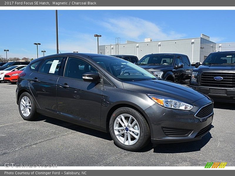 Front 3/4 View of 2017 Focus SE Hatch