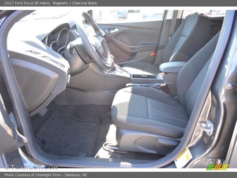 Magnetic / Charcoal Black 2017 Ford Focus SE Hatch