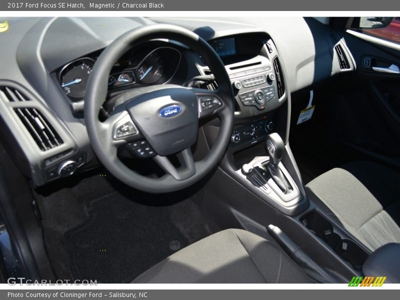Magnetic / Charcoal Black 2017 Ford Focus SE Hatch