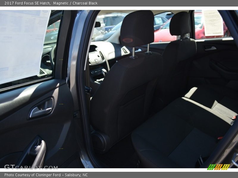 Magnetic / Charcoal Black 2017 Ford Focus SE Hatch