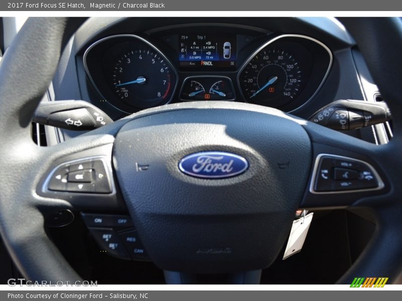 Magnetic / Charcoal Black 2017 Ford Focus SE Hatch