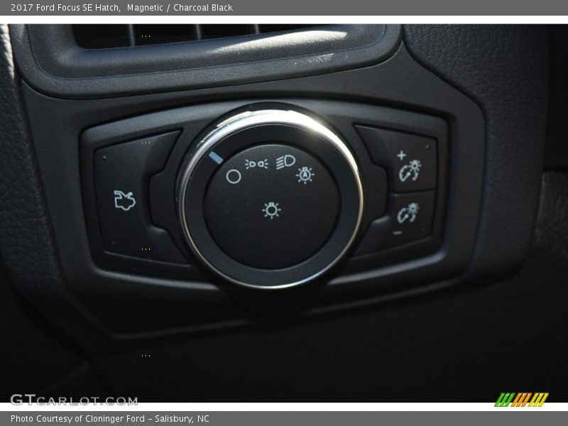 Magnetic / Charcoal Black 2017 Ford Focus SE Hatch