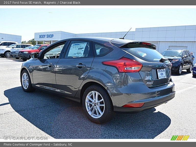 Magnetic / Charcoal Black 2017 Ford Focus SE Hatch