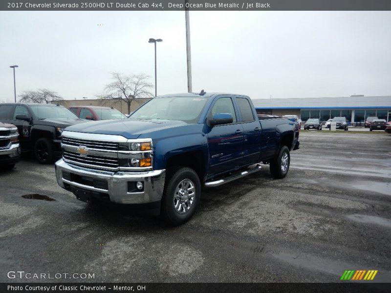 Front 3/4 View of 2017 Silverado 2500HD LT Double Cab 4x4