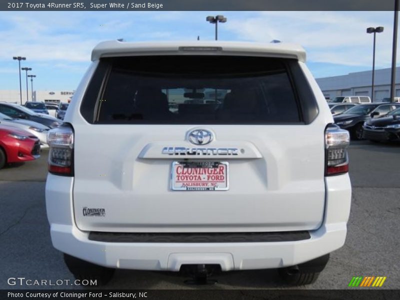 Super White / Sand Beige 2017 Toyota 4Runner SR5