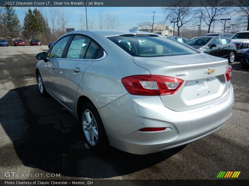 Silver Ice Metallic / Jet Black 2017 Chevrolet Cruze LT