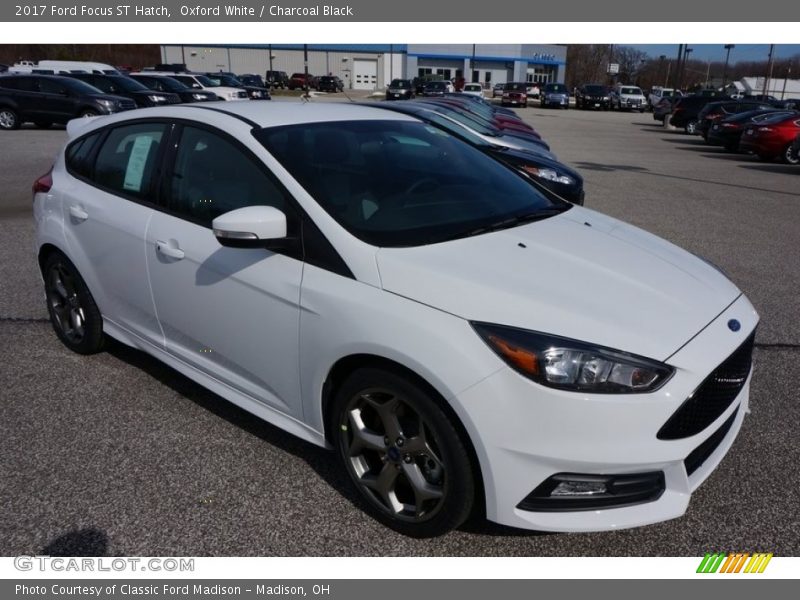 Oxford White / Charcoal Black 2017 Ford Focus ST Hatch