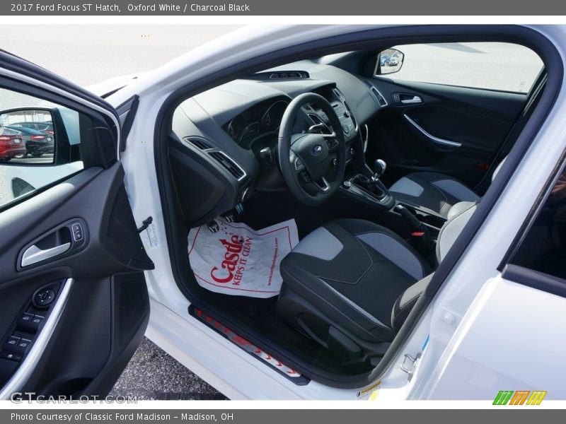 Oxford White / Charcoal Black 2017 Ford Focus ST Hatch