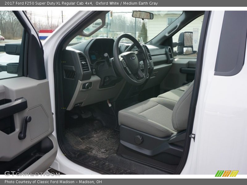 Oxford White / Medium Earth Gray 2017 Ford F250 Super Duty XL Regular Cab 4x4