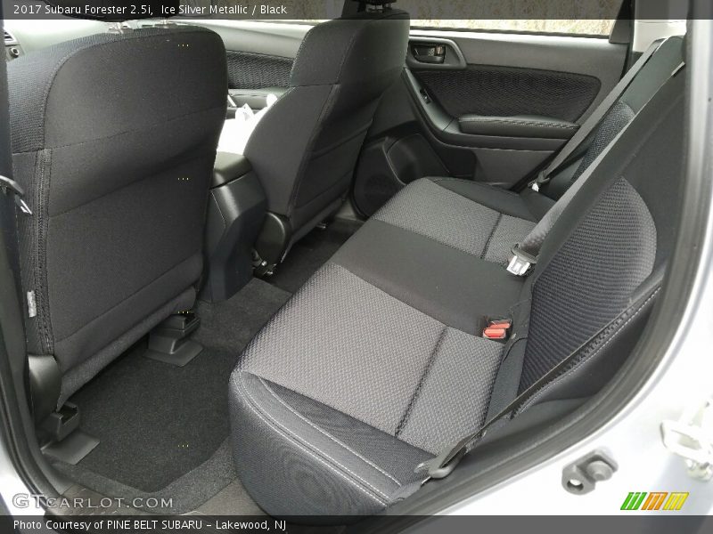 Ice Silver Metallic / Black 2017 Subaru Forester 2.5i