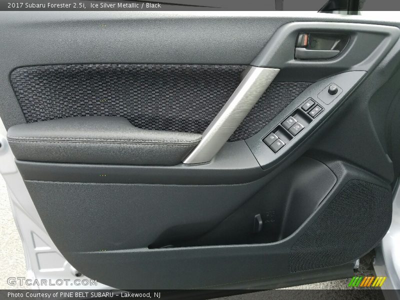Ice Silver Metallic / Black 2017 Subaru Forester 2.5i
