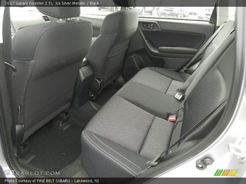 Ice Silver Metallic / Black 2017 Subaru Forester 2.5i