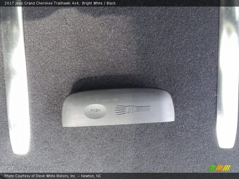 Bright White / Black 2017 Jeep Grand Cherokee Trailhawk 4x4