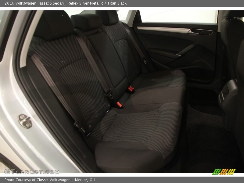 Reflex Silver Metallic / Titan Black 2016 Volkswagen Passat S Sedan